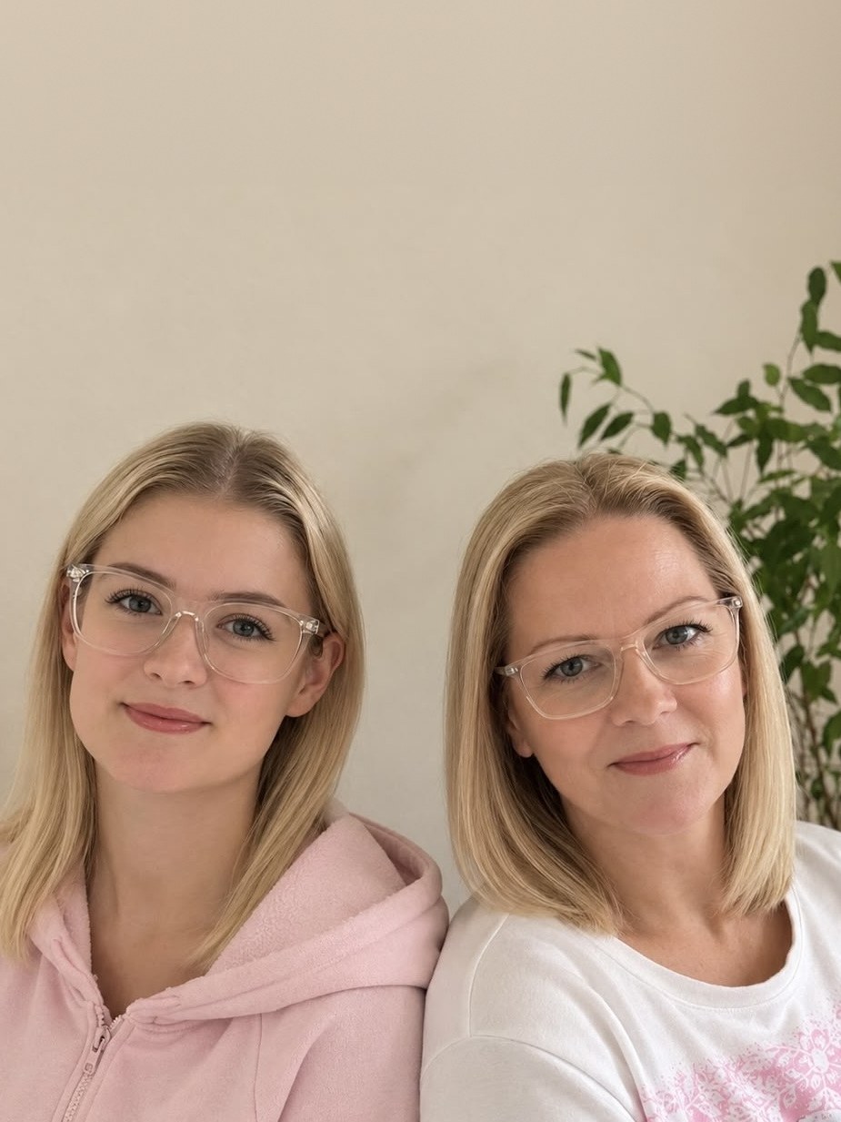 Ginger und Melanie Münch sitzen nebeneinander und lächeln